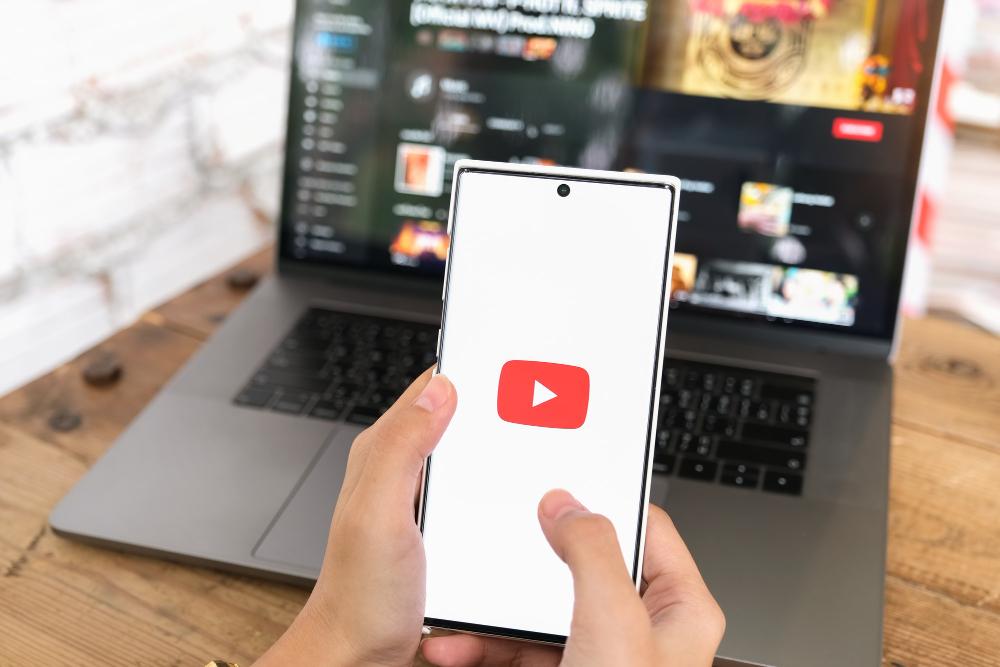 ผู้ชายดูหน้าจอคอมพิวเตอร์เพื่อควบคุมงบประมาณในโฆษณา YouTube ของเขา