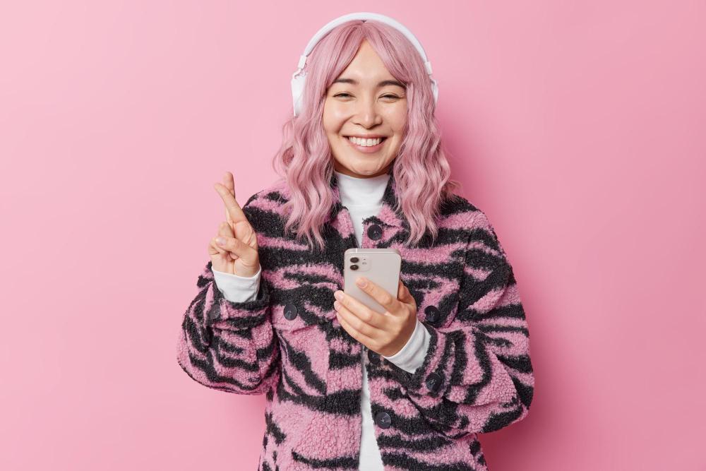ผู้เล่นรูปประกอบความลับในโลกดิจิทัล TikTok ใส่ชุดไซเบอร์ปังและไขว่นสีนีอนชวน