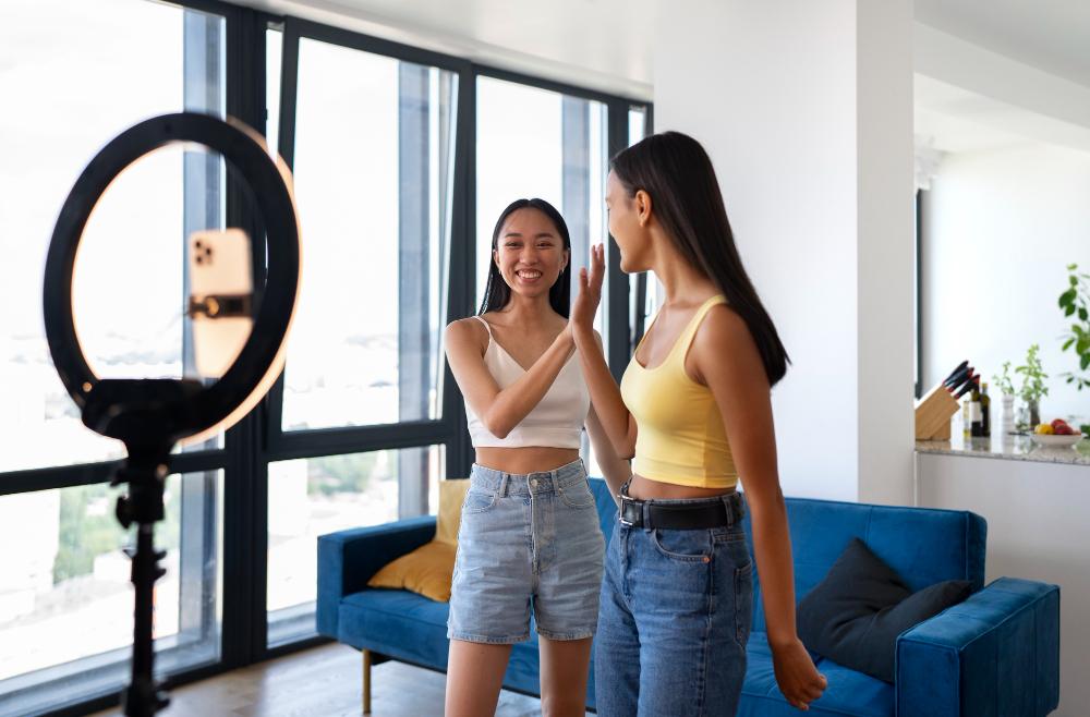 ภาพของผู้ที่สามารถเป็นอินฟลูเอนเซอร์ใน TikTok แสดงการใช้งานแอปพลิเคชัน TikTok
