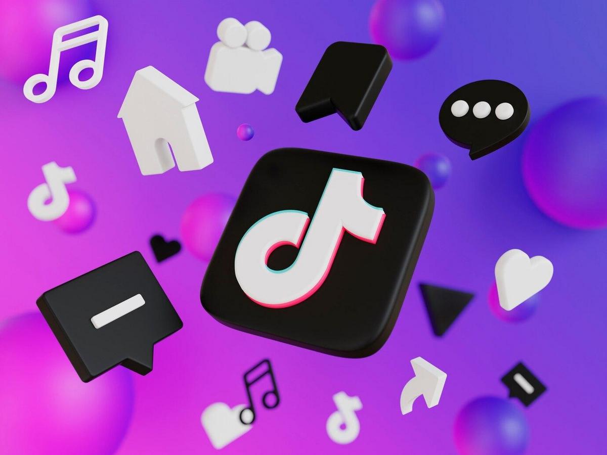 ป้ายโฆษณา TikTok บนพื้นหลังสีสดใส พร้อมโลโก้และตัวหนังสือ TikTok Ads