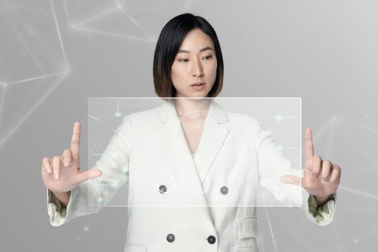 ภาพแทนที่แสดงสตูดิโออนาคตชุบ AI ที่ใช้เทคโนโลยี Latent Diffusion Model (LDM) --ar 16:9 --q 2